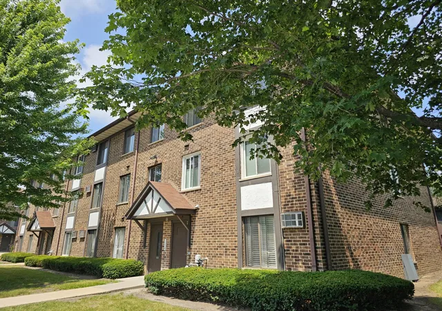 2nd image of 11 Crestview Ln #10, Vernon Hills, IL 60061 | MLS# 12710903