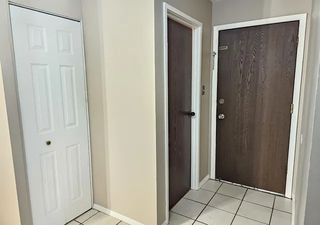 Listing Photo 3 - Condo for sale in building located at 11 Crestview Ln, Vernon Hills, IL 60061 - Unit #10