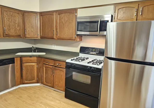 Listing Photo 4 - Condo for sale in building located at 11 Crestview Ln, Vernon Hills, IL 60061 - Unit #10