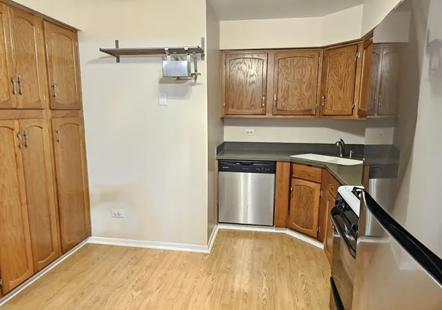 Listing Photo 5 - Condo for sale in building located at 11 Crestview Ln, Vernon Hills, IL 60061 - Unit #10