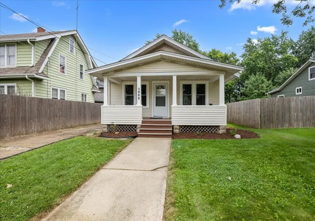 Photo 2 of Single family home for sale at 1006 S 4th Street, Aurora, IL 60505 | MLS# 12711061 | Listing updated on 2026-09-30