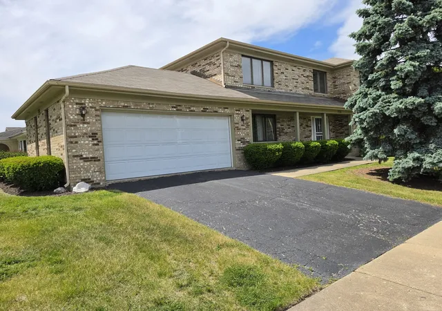 1st image of 736 Yorkshire Ln, Des Plaines, IL 60016 | MLS# 12711097