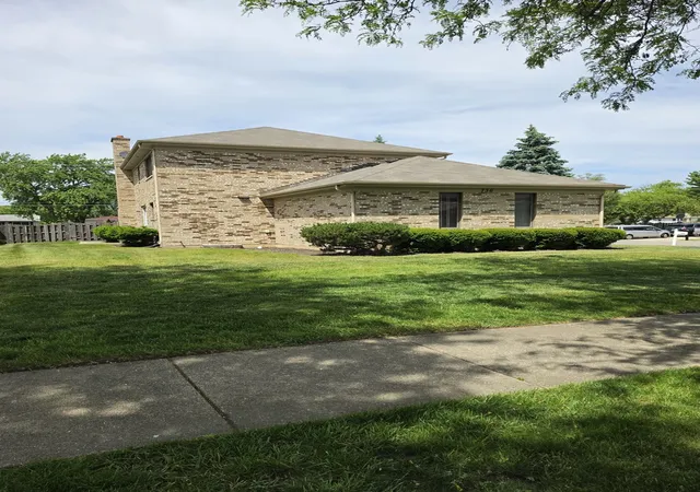 2nd image of 736 Yorkshire Ln, Des Plaines, IL 60016 | MLS# 12711097