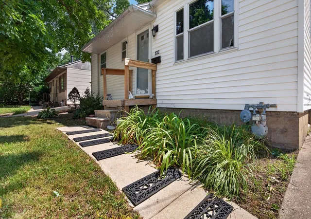 Photo 2 of Sale Pending at 1513 N Linden St, Bloomington, IL 61701 | MLS# 12711162 | Listing updated on 2026-08-01