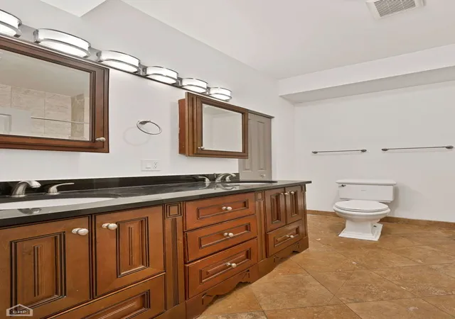 2nd image of 438 E 45th Place, Chicago, IL 60653 | Houzeo