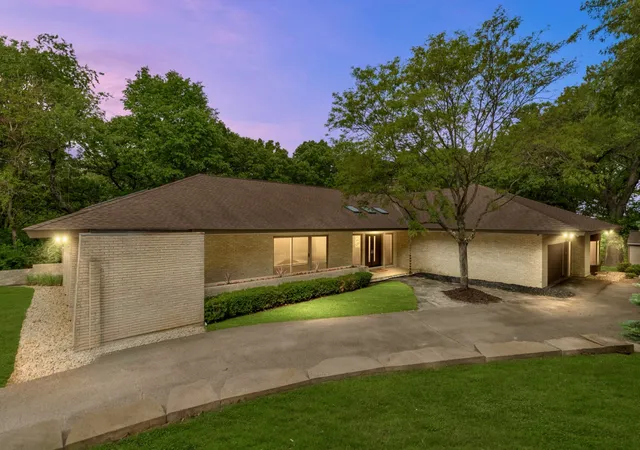 Photo 1 of Single family home for sale at 4 Far Hills Rd, Barrington Hills, IL 60010 | MLS# 12711200 | Listing updated on 2026-09-15