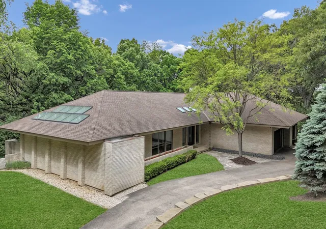 Photo 3 of Single family home for sale at 4 Far Hills Rd, Barrington Hills, IL 60010 | MLS# 12711200 | Listing updated on 2026-10-08