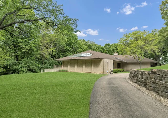 Photo 3 of Single family home for sale at 4 Far Hills Rd, Barrington Hills, IL 60010 | MLS# 12711200 | Listing updated on 2026-10-08