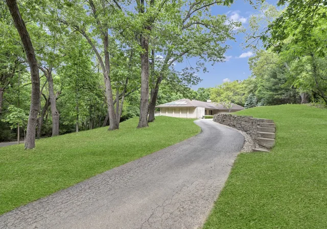 Photo 4 of Single family home for sale at 4 Far Hills Rd, Barrington Hills, IL 60010 | MLS# 12711200 | Listing updated on 2026-10-08