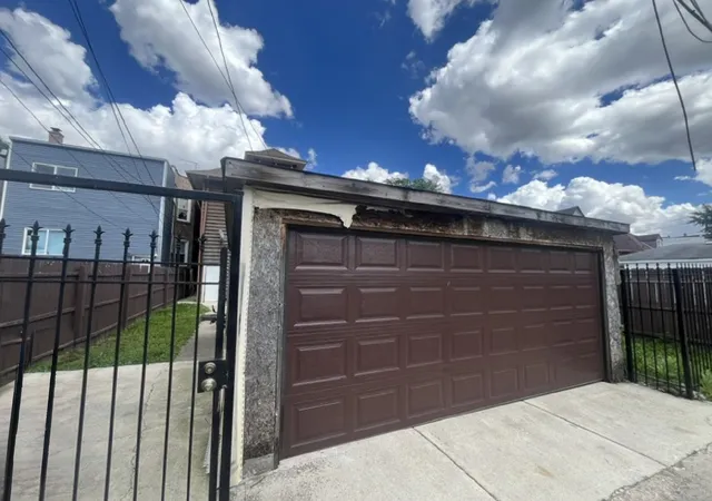 Photo 3 of Sale Pending at 952 N Massasoit Ave, Chicago, IL 60651 | MLS# 12711255 | Listing updated on 2026-08-10