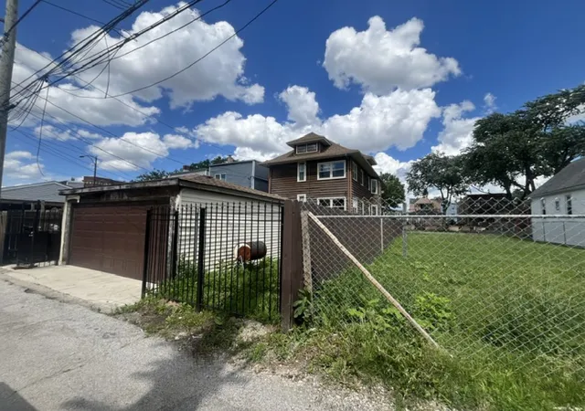 Photo 4 of Sale Pending at 952 N Massasoit Ave, Chicago, IL 60651 | MLS# 12711255 | Listing updated on 2026-08-10