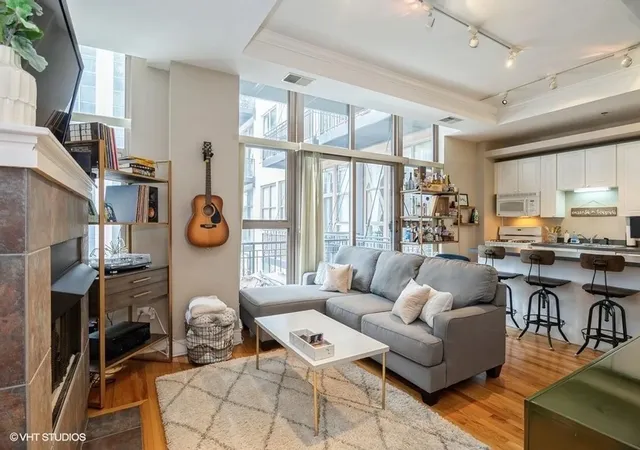 2nd image of 212 W Washington St #1406, Chicago, IL 60606 | MLS# 12711369