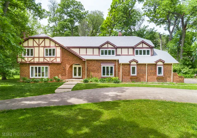 1st image of 4 Auburn Ln, Barrington Hills, IL 60010 | MLS# 12711547