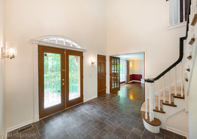 2nd image of 4 Auburn Ln, Barrington Hills, IL 60010 | MLS# 12711547