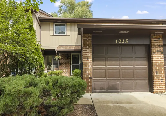 Townhouse for sale at 1025 Loughborough Ct, Wheaton, IL 60189 | MLS# 12711557
