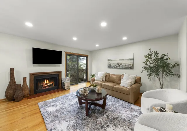 Photo 3 of Townhouse for sale at 1025 Loughborough Ct, Wheaton, IL 60189 | MLS# 12711557 | Listing updated on 2026-10-01