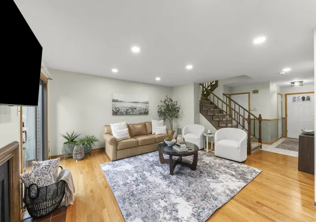 Photo 4 of Townhouse for sale at 1025 Loughborough Ct, Wheaton, IL 60189 | MLS# 12711557 | Listing updated on 2026-10-01