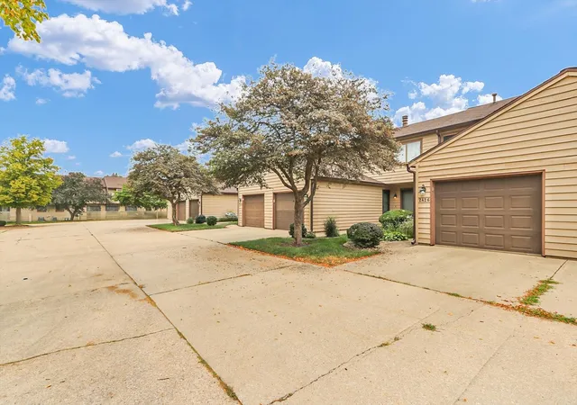 2nd image of 2426 Morrissey Park Dr, Champaign, IL 61821