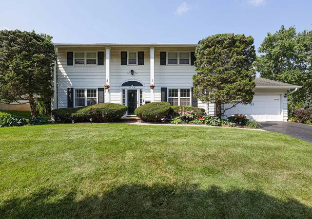 Photo 1 of Single family home for sale at 6104 Westgate Ct, Woodridge, IL 60517 | MLS# 12711572 | Listing updated on 2026-09-26