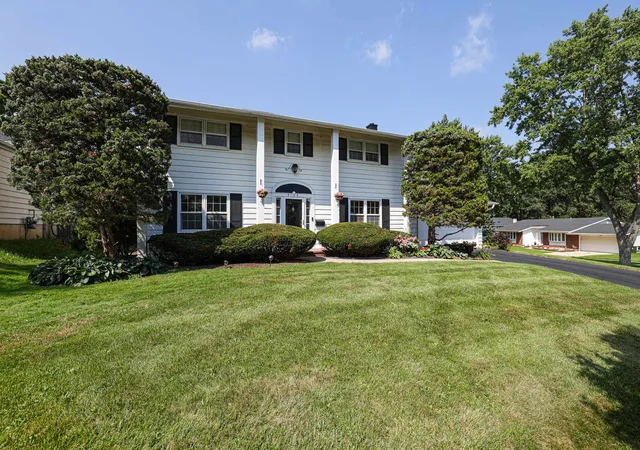 Photo 2 of Single family home for sale at 6104 Westgate Ct, Woodridge, IL 60517 | MLS# 12711572 | Listing updated on 2026-09-26