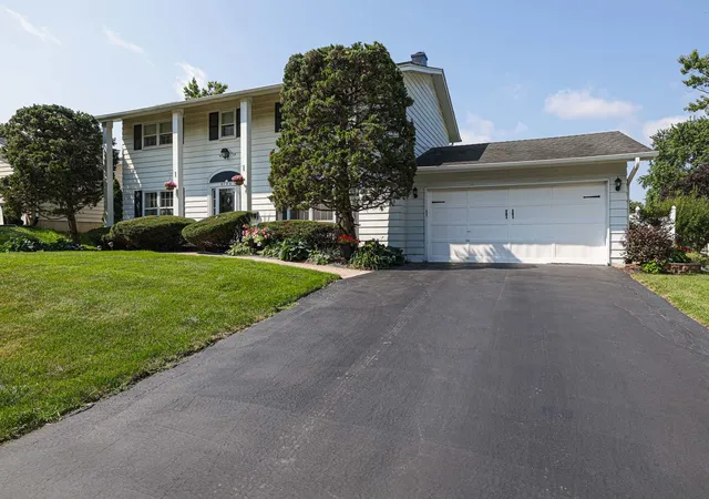 Photo 3 of Single family home for sale at 6104 Westgate Ct, Woodridge, IL 60517 | MLS# 12711572 | Listing updated on 2026-09-26