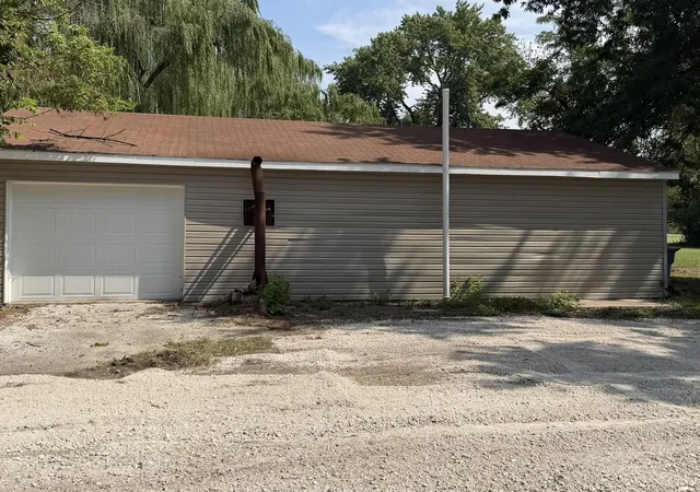Photo 4 of Single family home for sale at 527 W 6th Street, Centralia, IL 62801 | MLS# 12711752 | Listing updated on 2026-07-27