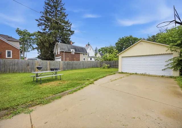 Listing Photo 2 - Condo for sale in building located at 616 S Jefferson St, Woodstock, IL 60098 - Unit #