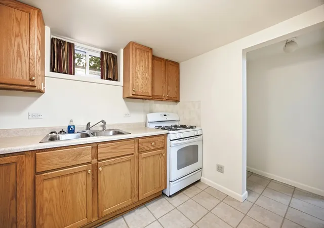 Listing Photo 4 - Condo for sale in building located at 616 S Jefferson St, Woodstock, IL 60098