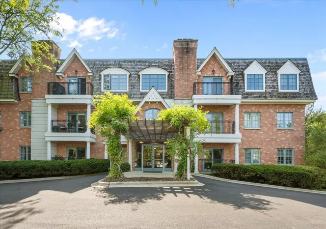Photo 1 of Sale Pending at 153 E Laurel Ave #202, Lake Forest, IL 60045 | MLS# 12711831 | Listing updated on 2026-09-24
