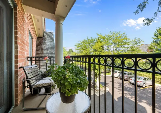 Listing Photo 4 - Condo for sale in building located at 153 E Laurel Ave, Forest Lake, IL 60045 - Unit #202