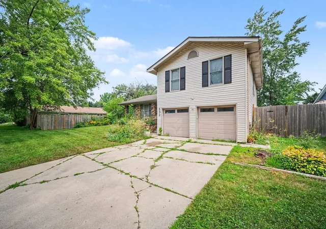 Photo 2 of Single family home for sale at 532 Carlyle Ln, Bolingbrook, IL 60440 | MLS# 12711902 | Listing updated on 2026-09-30