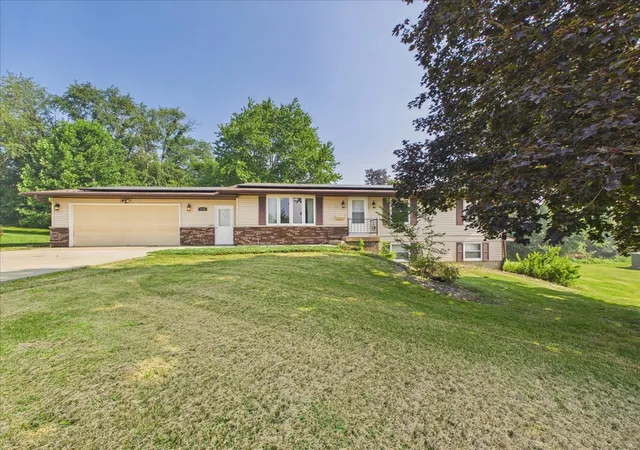 2nd image of 1114 W Lynwood Ct, Freeport, IL 61032 | MLS# 12711946