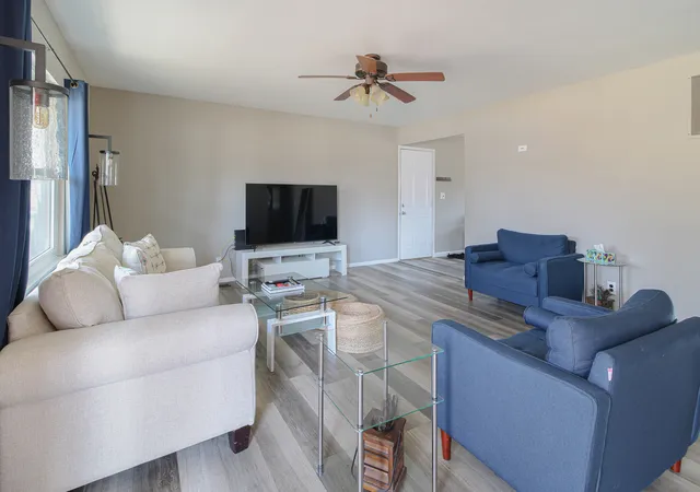 2nd image of 618 Dogwood Dr, Champaign, IL 61821 | MLS# 12712015