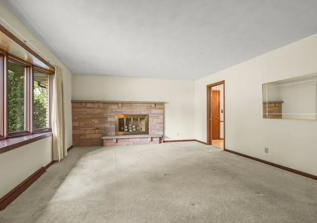 Photo 4 of Sale Pending at 4367 Shorewood Dr, Rockford, IL 61101 | MLS# 12712018 | Listing updated on 2026-08-09