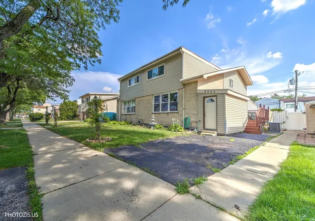 Townhouse for sale at 9045 Emerson Dr, Des Plaines, IL 60016 | MLS# 12712154
