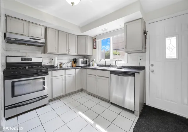 4th image of 9045 Emerson Dr, Des Plaines, IL 60016 | MLS# 12712154