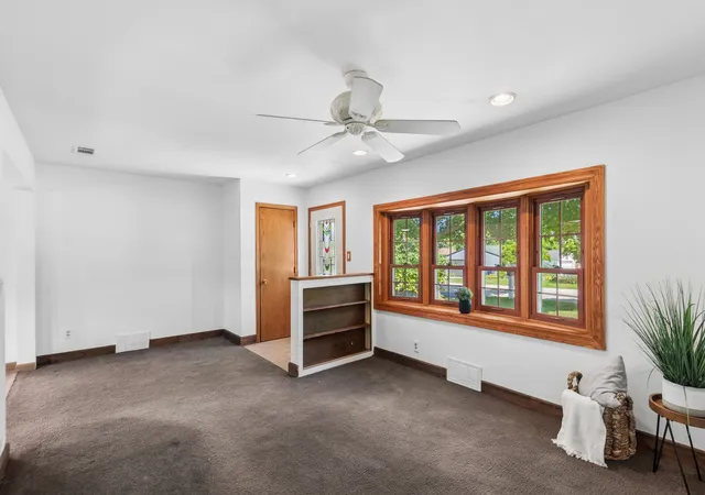 Photo 3 of Single family home for sale at 33320 N Sunset Ave, Grayslake, IL 60030 | MLS# 12712178 | Listing updated on 2026-09-06