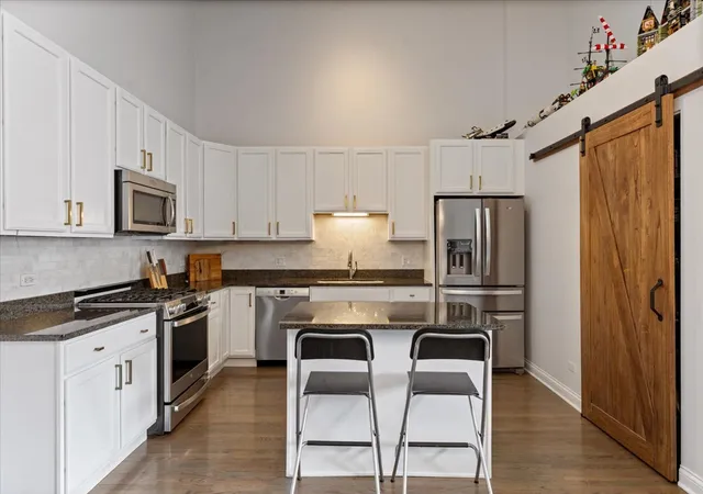 Listing Photo 4 - Condo for sale in building located at 2513 N Milwaukee Ave, Chicago, IL 60647 - Unit #3N