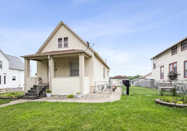 Photo 3 of Single family home for sale at 2819 Commercial Ave, South Chicago Heights, IL 60411 | MLS# 12712315 | Listing updated on 2026-07-29