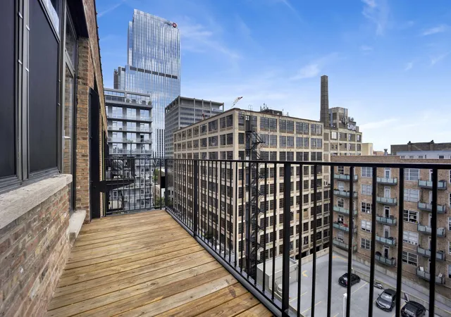 2nd image of 625 W Jackson Blvd, Chicago, IL 60661