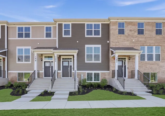Townhouse for sale at 186 E Berkshire Dr, Crystal Lake, IL 60014 | MLS# 12712410