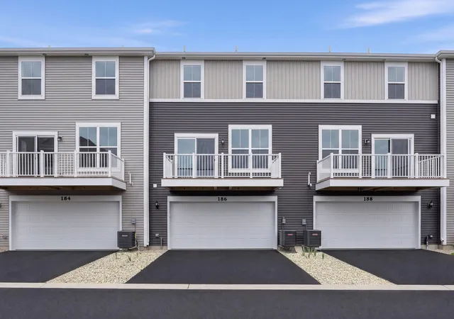 Photo 2 of Townhouse for sale at 186 E Berkshire Dr, Crystal Lake, IL 60014 | MLS# 12712410 | Listing updated on 2026-09-15