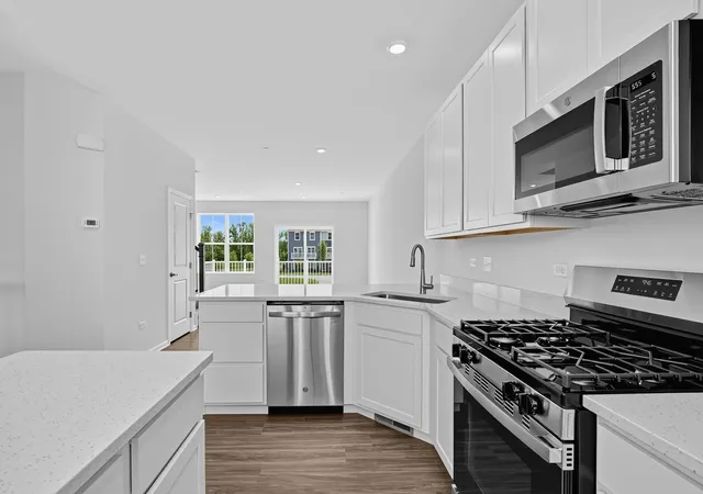 Photo 3 of Townhouse for sale at 186 E Berkshire Dr, Crystal Lake, IL 60014 | MLS# 12712410 | Listing updated on 2026-09-29