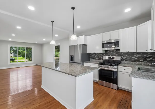 Photo 2 of Single family home for sale at 520 Woodlyn Dr, Aurora, IL 60505 | MLS# 12712512 | Listing updated on 2026-10-05