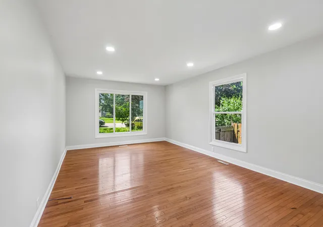 Photo 3 of Single family home for sale at 520 Woodlyn Dr, Aurora, IL 60505 | MLS# 12712512 | Listing updated on 2026-10-05