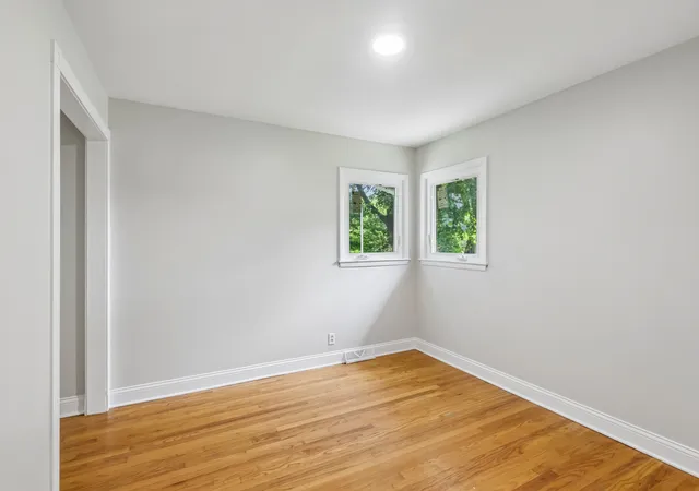 Photo 3 of Single family home for sale at 520 Woodlyn Dr, Aurora, IL 60505 | MLS# 12712512 | Listing updated on 2026-10-05