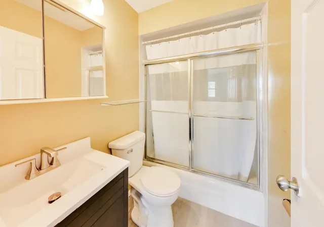 2nd image of 7854 S S Shore Dr, Chicago, IL 60649