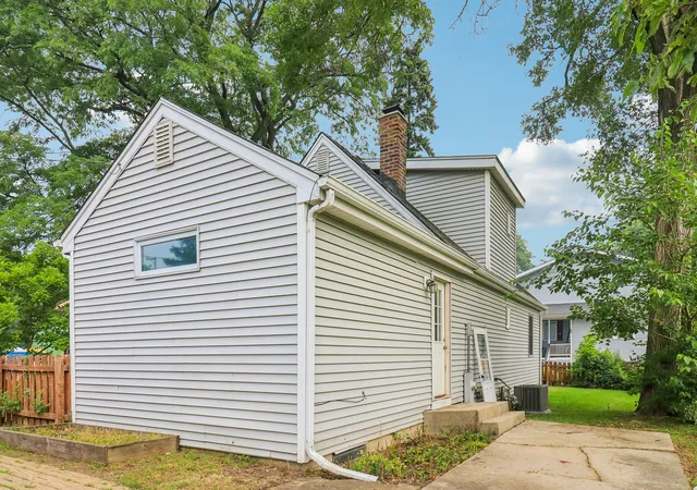 Photo 4 of Single family home for sale at 4811 Roslyn Rd, Downers Grove, IL 60515 | MLS# 12712646 | Listing updated on 2026-10-07