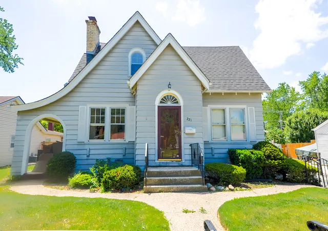 Single family home for sale at 221 W Courtland St, Mundelein, IL 60060 | MLS# 12712649 | Listing updated on 2026-09-15