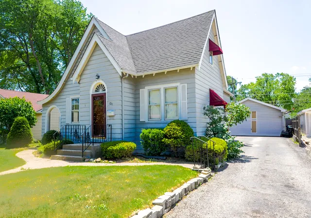 Photo 1 of Single family home for sale at 221 W Courtland St, Mundelein, IL 60060 | MLS# 12712649 | Listing updated on 2026-09-15